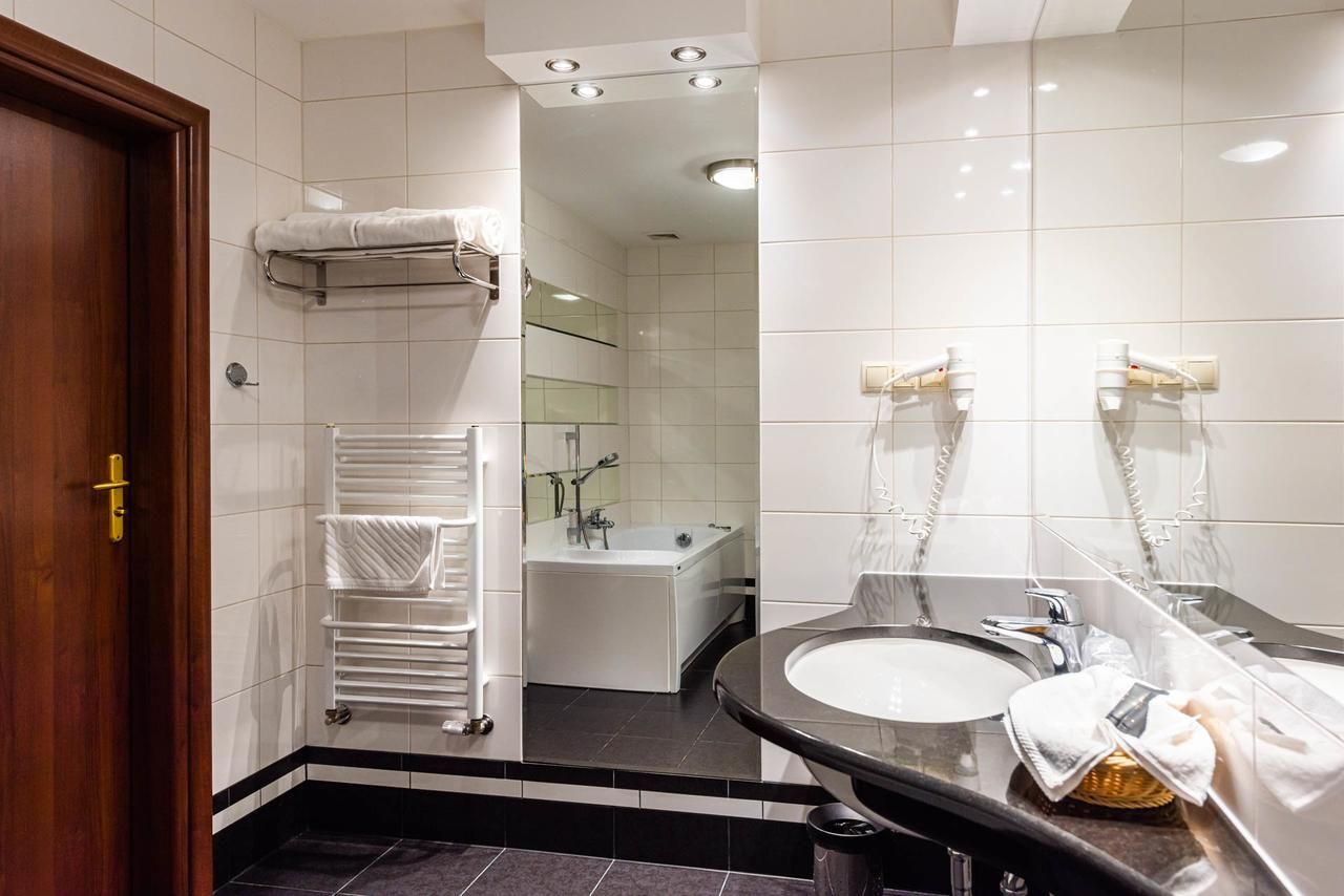 Отель Hotel Na Półboru Серадз-21