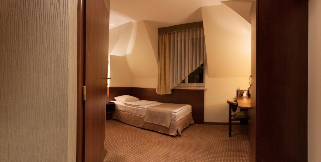Отель Hotel Na Półboru Серадз-50